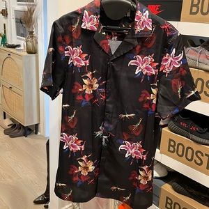 Men’s black and floral short sleeve button down size xs